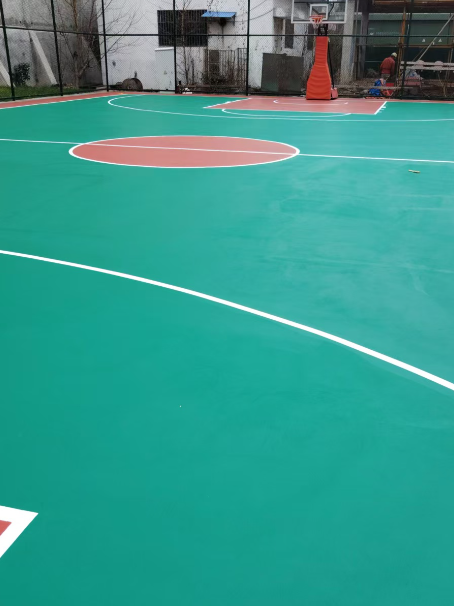 毛道乡 球场长期使用易出现地面开裂